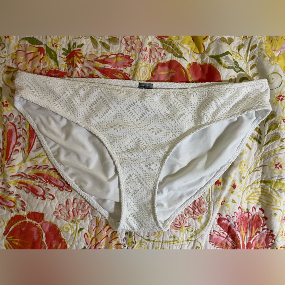 Aerie Women’s XL Swim Bikini Bottom, White Lace, Lined EUC, Flattering